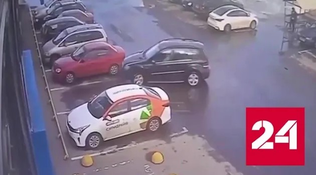 Кроссовер протаранил СТО в Петербурге из-за инсульта у водителя - Россия 24 