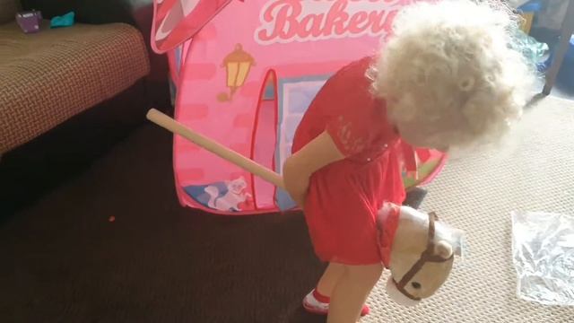 Лошадка на палке/Вика ведьмочка/распаковка игрушек смотреть онлайн