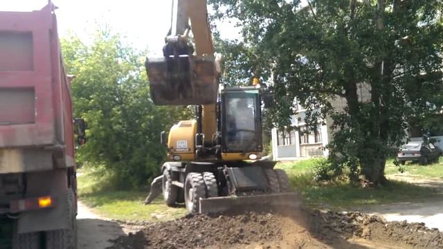 Гусеничный экскаватор Caterpillar M316D. в работе