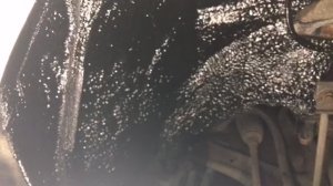 Наносим резинобитумный слой на поверхность арок, а на штатные локеры клеим шумоизоляцию изнутри