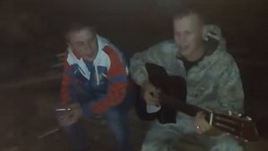 А он все также на корточках