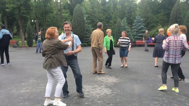 Ай лав ю - три волшебных слова!!!???Танцы в парке Горького!!!??Харьков??2021 смотреть онлайн