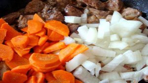 Мясо тушёное с овощами