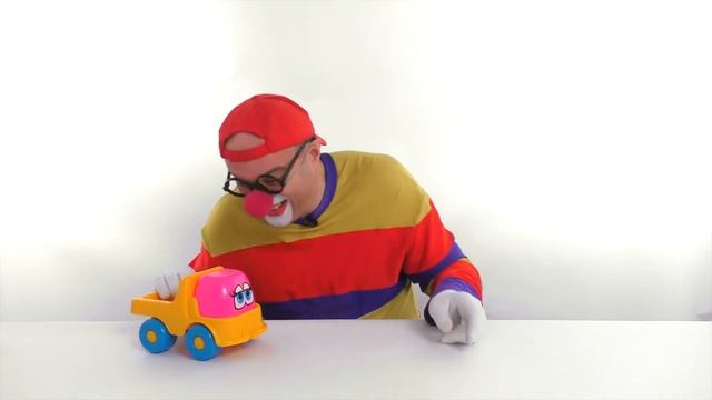 Веселое видео с игрушками. Клоун Дима и новогоднее знакомство грузовичков. смотреть онлайн