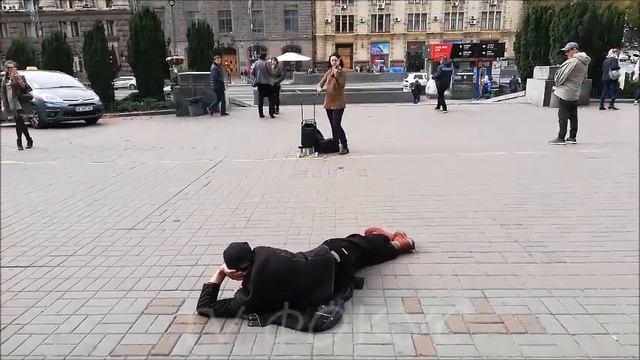 Уличный музыкант, играет на скрипке, на осеннем Крещатике. Киев. Украина. 13.10.2019 г. смотреть онлайн