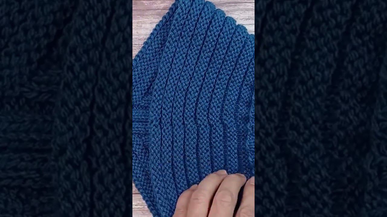 Детская манишка спицами.