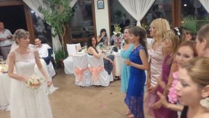 Невеста кидает букет - Свадьба в Созополе