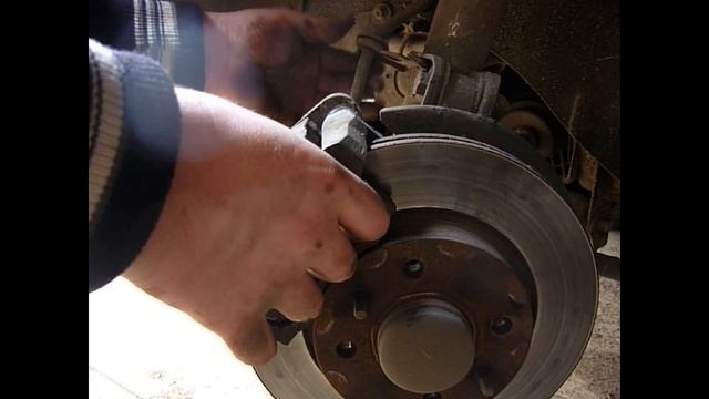 Как поменять передние тормозные колодки на Лада Гранта, Приора, Калина, а так же на Ваз 2109-2114 смотреть онлайн