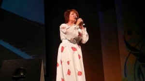 Поет Ольга Питериш.