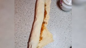 Рулетики из слоёного теста с вареньем