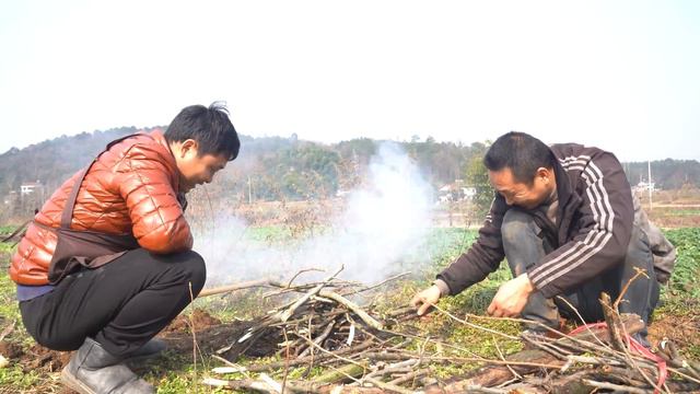 10個大羊腰子，哥倆田裡挖個坑開始烤，忙活三小時，這味道太誘人了！ 【鐵鍋視頻】