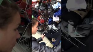 БЕЗУМНЫЙ ПАША. ИРИШКА ЧИКИ ПИКИ ИЩЕТ В МАГАЗЕ СЕБЕ КОЛГОТЫ НА ЗИМУ.