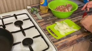 Жареная курица на сковороде. Пальчики оближешь.