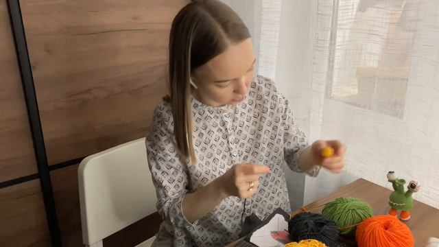 Вяжу межгалактического монстрика. Продолжаю вязать космос крючком. смотреть онлайн