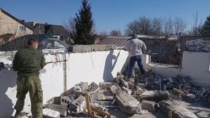 Демонтаж стены дома отбойными молотками