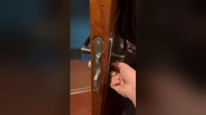 Замена личинки замка ШО 25 на деревянной двери мастером службы Открыватель24