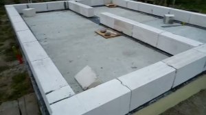 Строим стены бани из газосиликата. Первый ряд блоков.