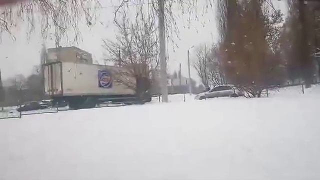 грузовик и снежная дорога