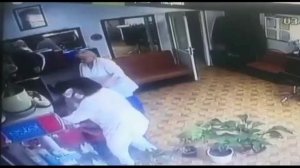 Работницы парикмахерской отбили коллегу у грабителя, скрутили его и удерживали до приезда полиции.