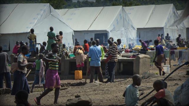 В аэропорту мужчина упал на колени, когда увидел свою семью после 4 летней разлуки смотреть онлайн