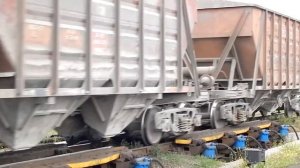 Собираем вагоны поезда. Развивающие видео для детей про технику и транспорт