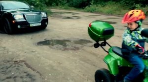 Мама попала в неприятную ситуацию. Денис едет на помощь.
