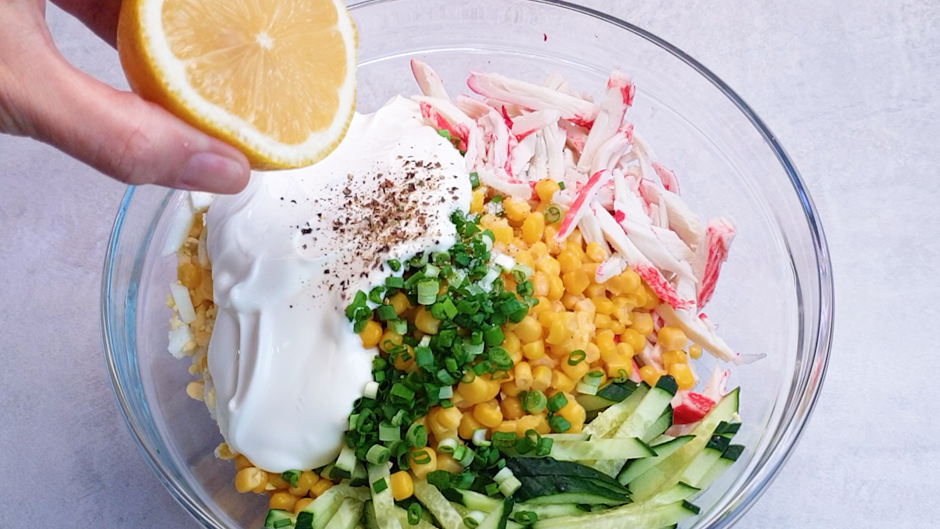 Салат с крабовыми палочками и огурцом. На каждый день и на праздничный стол. смотреть онлайн