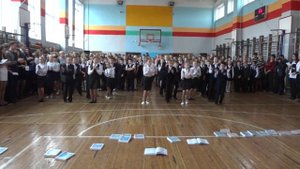 Выступление 5 классов на линейке в День Учителя