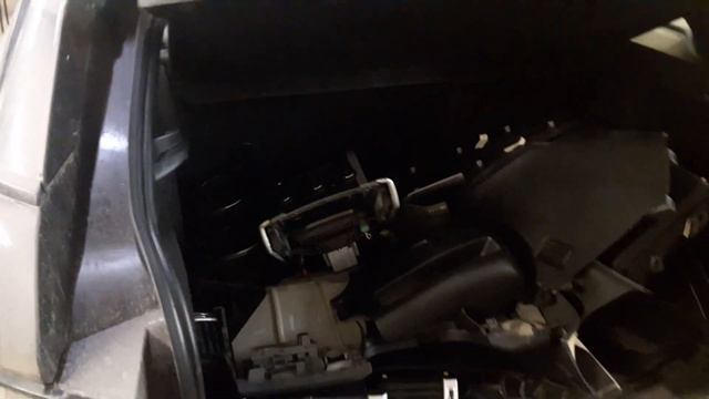 Замена моторчика печки Range Rover Evoque смотреть онлайн