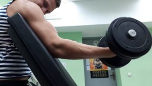 Лучшие и изолирующие упражнения на бицепс в зале