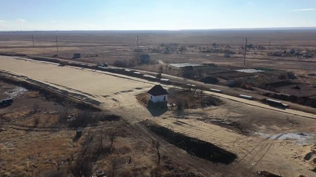 Маленький дом на пути у большой дороги смотреть онлайн