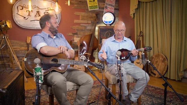 World's Smallest Mandolin? | Hinde Piccolo A-Style Mandolin Review смотреть онлайн