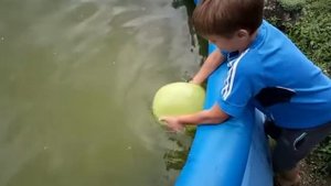Что будет если лопнуть шарик под водой!