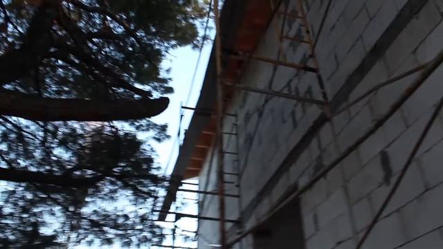 Строительство дома с "нуля". Один скат на крыше накрыт металлочерепицей. Снегозадержатели. смотреть онлайн