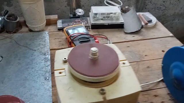 Станок для заточки Ножей и Сверл Своими Руками из старого моторчика | Самодельный наждак для Гаража