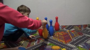 Играем в детский боулинг. Play in children bowling.