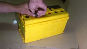 Простой ключ для аккумуляторных пробок.