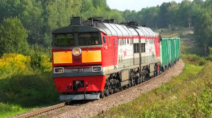 2ТЭ116-678 с грузовым поездом и приветливой бригадой