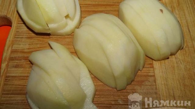 Жареная картошка с морковкой и зеленым луком на сковороде