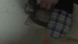 Старинные подковы подготавливаем для дверей