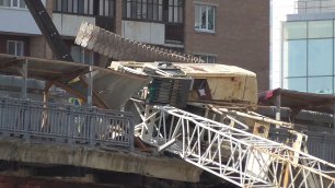 Видео про перевёрнутый кран на мосту. Кран перевернулся или упал. Красный мост, город Орёл