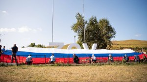 25-метровый ФЛАГ РФ Полицейские и Другие Подразделения Развернули Над Читой