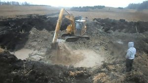 Откачка воды экскаватором из родникового пруда