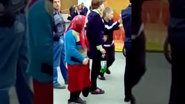 А вы так умеете? :-D Зажигательные танцы от Первомайцев г.Щёкино :-D смотреть онлайн