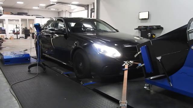 Stage 2 tuning Mercedes E63 decatted 5 5 Bi Turbo on dyno @ auto chippen nl Tilburg смотреть онлайн