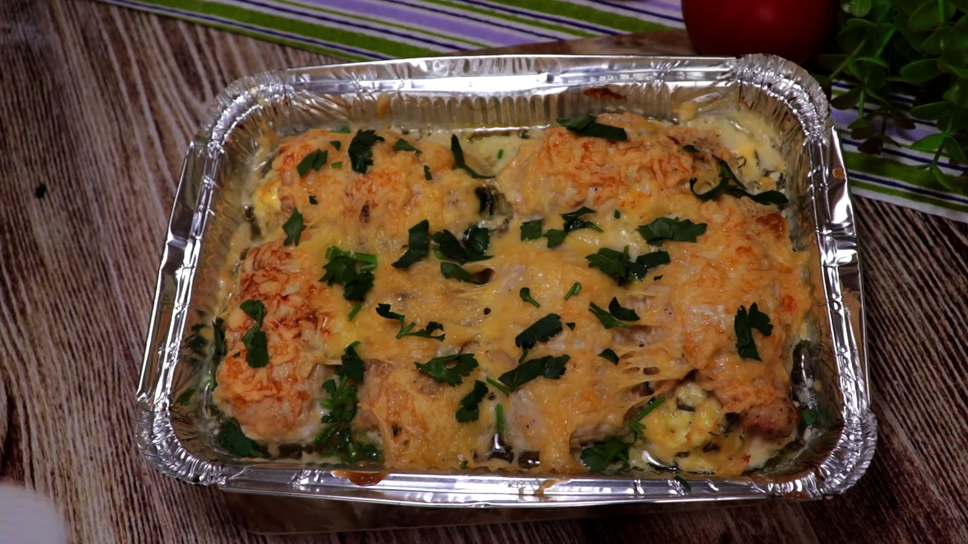 Куриное филе под шубкой. На филе выкладываю начинку и отправляю в духовку. Это просто и вкусно. смотреть онлайн