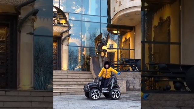 Гарри и Лиза Галкины гоняют на квадрациклах около замка