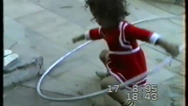 Ну очень смешно)))) Девочка и обруч смотреть онлайн