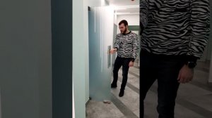 Маятниковые двери с доводчиками