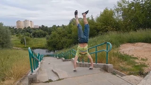 ХОТЬБА НА РУКАХ ПО ЛЕСТНИЦЕ;-) смотреть онлайн